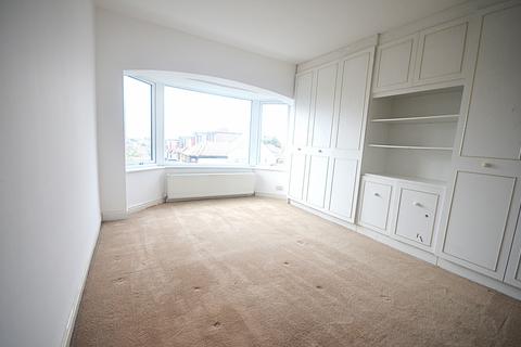 3 bedroom semi-detached house to rent, Herent Drive, IG5 0HQ