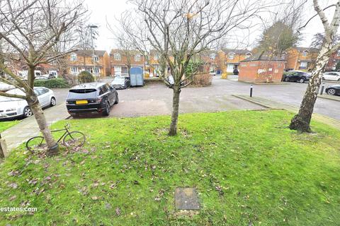 2 bedroom flat to rent, Golden Court, Park Road EN4