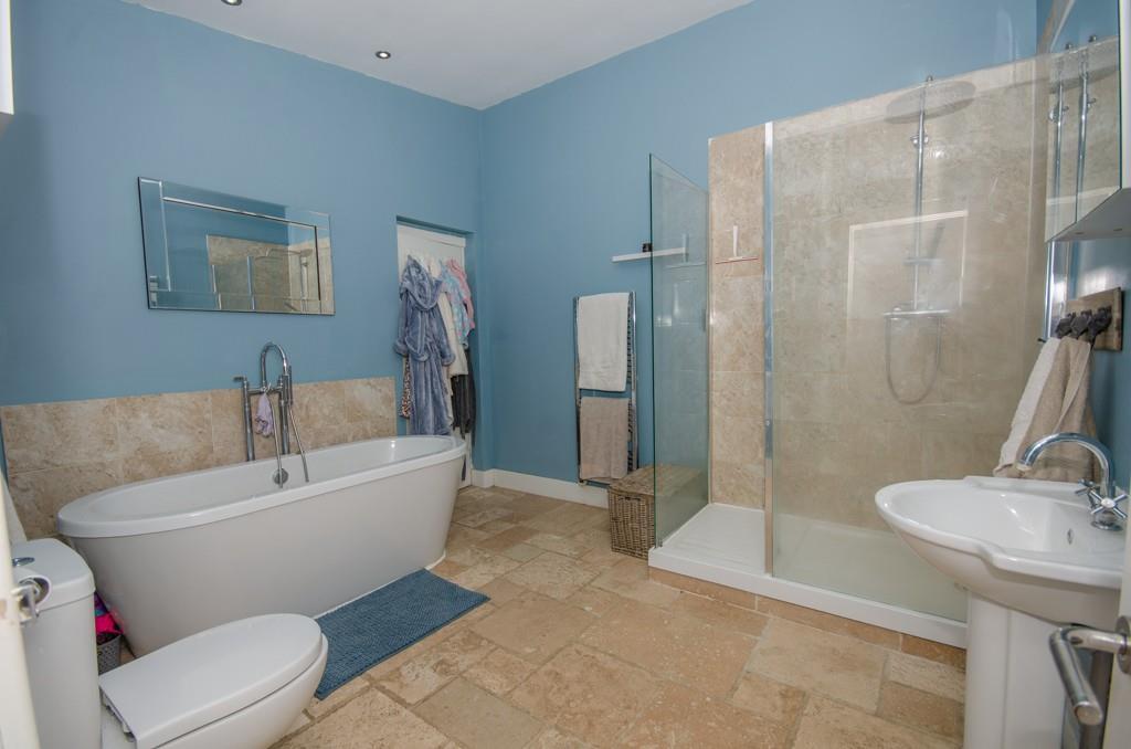 Annexe bathroom.jpg