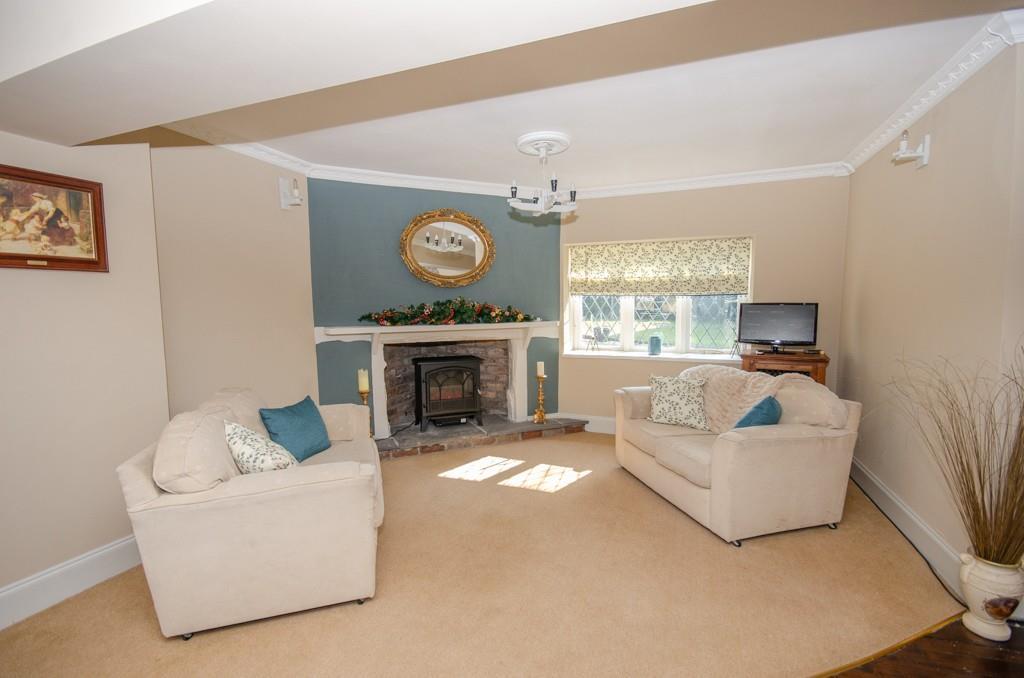 Dining room pic 3.jpg