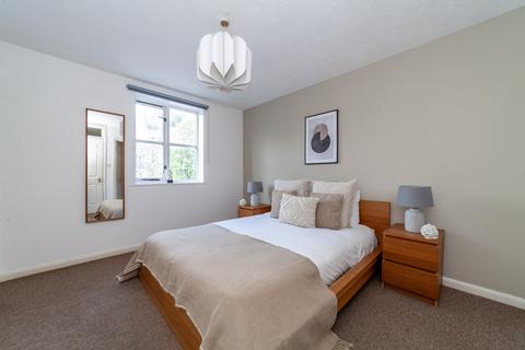 2 bedroom flat to rent, Castlehaven Road