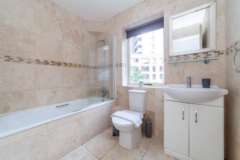 2 bedroom flat to rent, Castlehaven Road