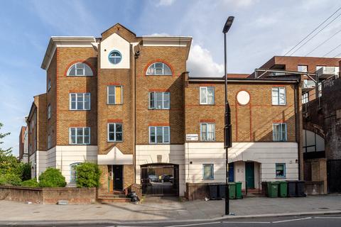 2 bedroom flat to rent, Castlehaven Road