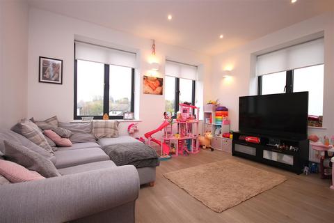 2 bedroom apartment to rent, BAY TREE AVENUE, LEATHERHEAD, KT22