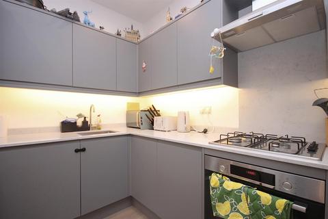 2 bedroom apartment to rent, BAY TREE AVENUE, LEATHERHEAD, KT22