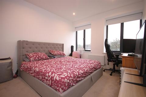 2 bedroom apartment to rent, BAY TREE AVENUE, LEATHERHEAD, KT22