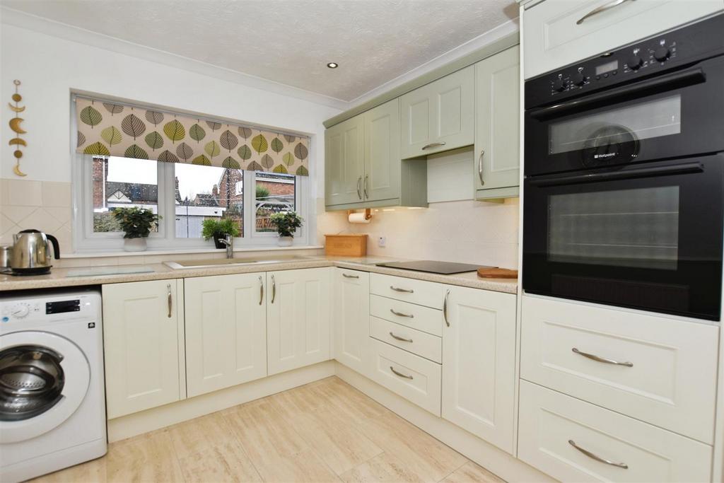 4461ee94-kitchen 20close.JPG