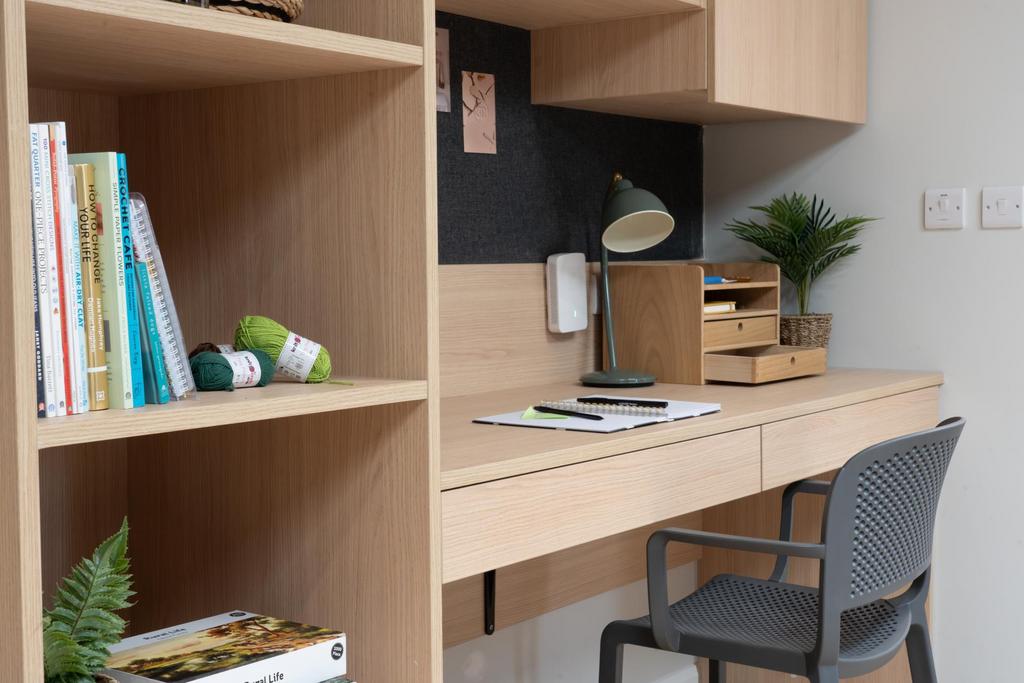 Ultimate Studio - Desk
