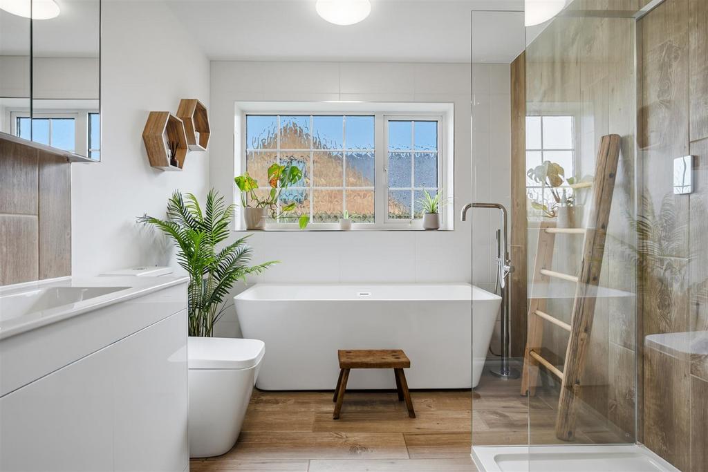 Bathroom - bath.jpg