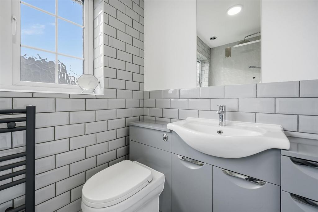 Bedroom Three en-suite vanity unit.jpg