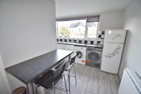 2 bedroom flat to rent, Petworth Court, Bath Road, Reading