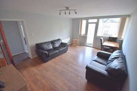 2 bedroom flat to rent, Petworth Court, Bath Road, Reading