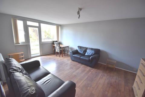 2 bedroom flat to rent, Petworth Court, Bath Road, Reading