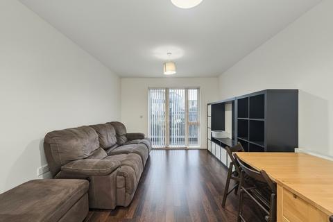 2 bedroom flat to rent, Trout Road, Yiewsley, UB7