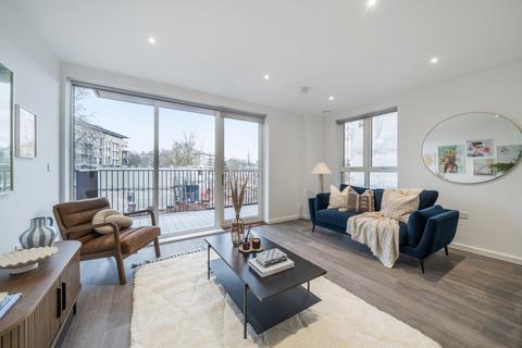 3 bedroom apartment to rent, 6 Headlam Avenue, London SW4