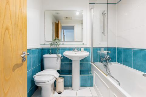 2 bedroom flat to rent, Smugglers Way