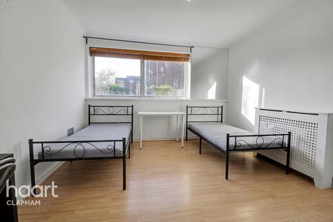 2 bedroom apartment to rent, Parkgate Road, LONDON