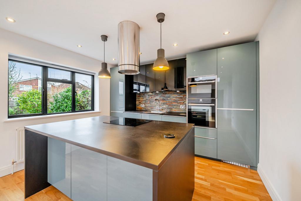 1381007-11-691c5e...