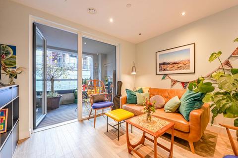 2 bedroom flat to rent, Ardens Building, London E3