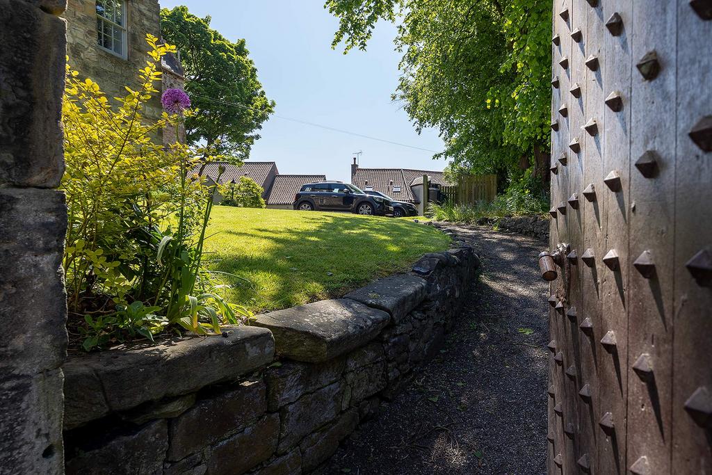Secret Garden Entrance - Second Floor Flat,...