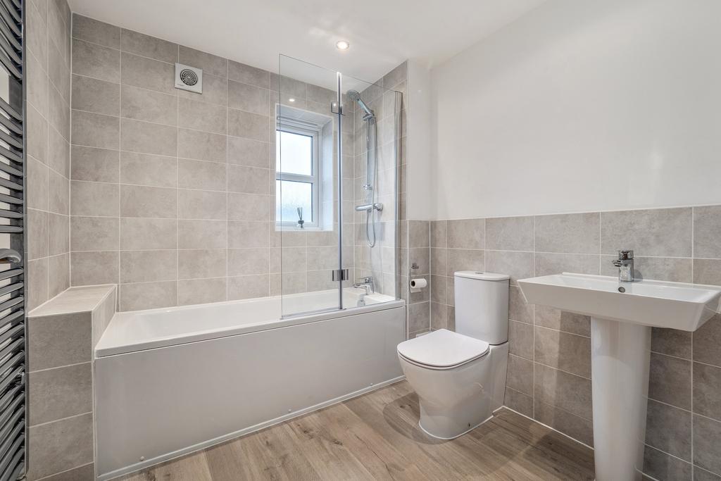Family Bathroom 1