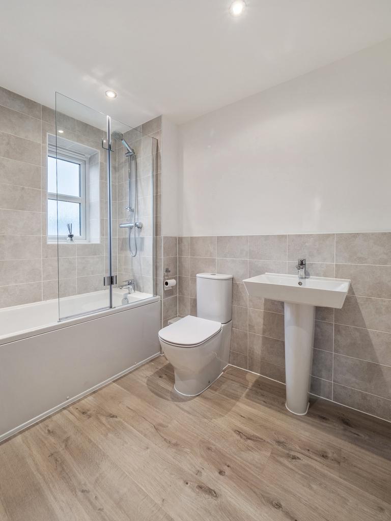 Family Bathroom 2