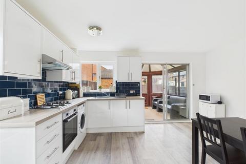 3 bedroom semi-detached house to rent, Locks Heath, SO31 6UP
