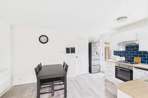 3 bedroom semi-detached house to rent, Locks Heath, SO31 6UP