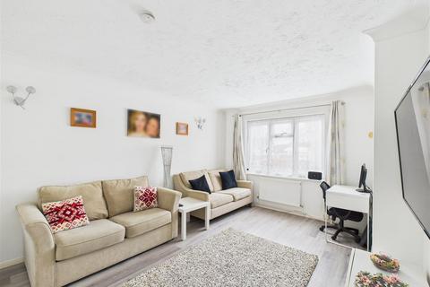 3 bedroom semi-detached house to rent, Locks Heath, SO31 6UP