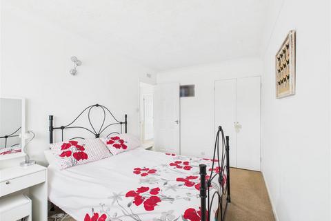 3 bedroom semi-detached house to rent, Locks Heath, SO31 6UP