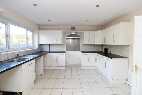 4 bedroom house to rent, Simms Close, Carshalton