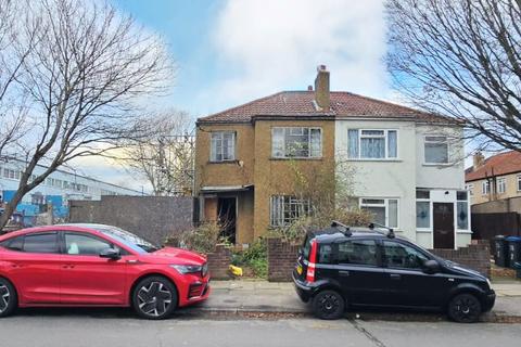 4 Berkshire Way, Mitcham, Surrey, CR4 1QT