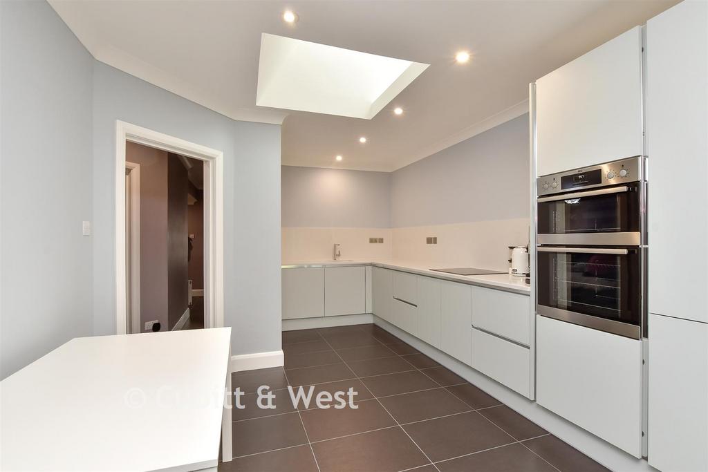 Kitchen/ Dining Area