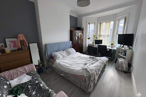 3 bedroom flat to rent, Simonside Terrace , Heaton ,