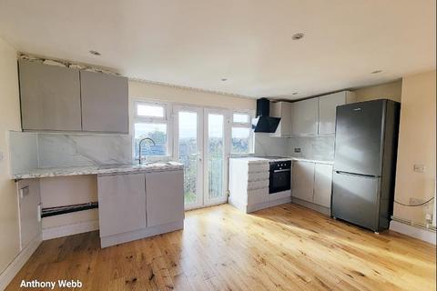 undefined, Lawrence Avenue, Palmers Green, N13