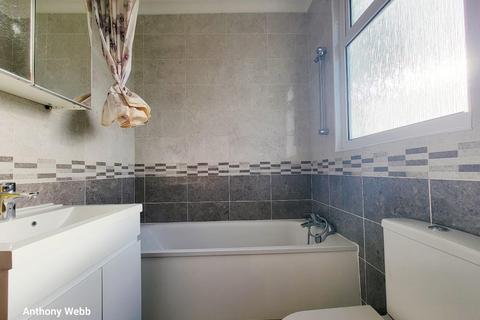 undefined, Lawrence Avenue, Palmers Green, N13
