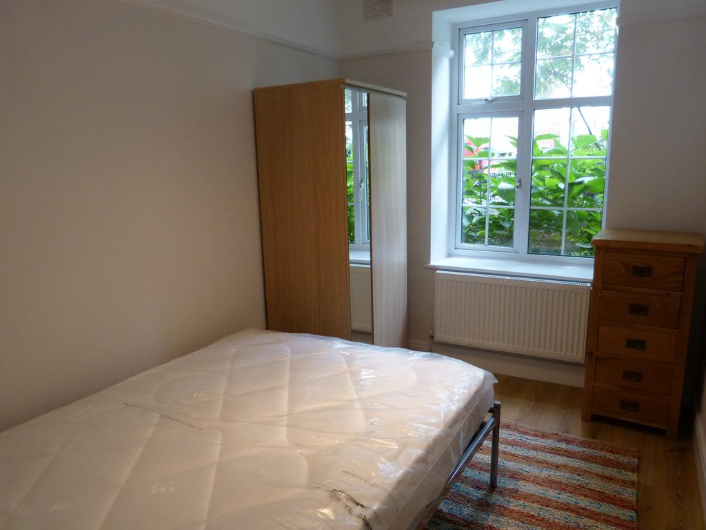 Room to rent Moreland Court, London NW2