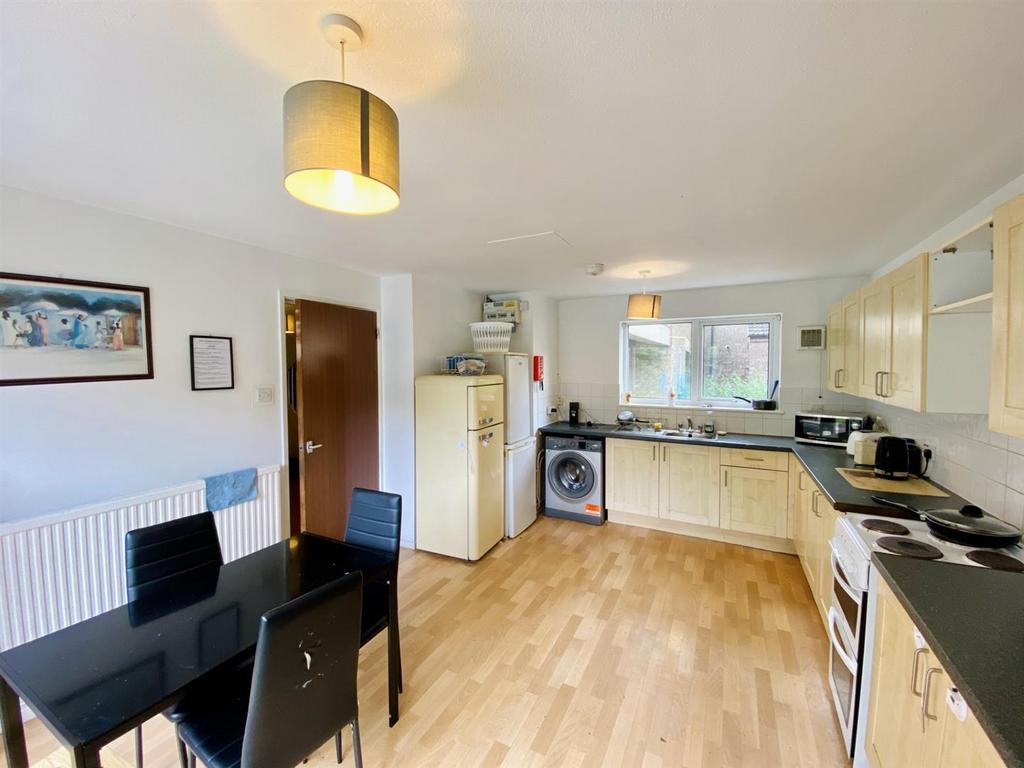Kitchen 2.jpg