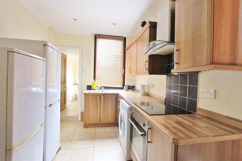 4 bedroom terraced house to rent, Hunter House Road, Sheffield, S11 8TW