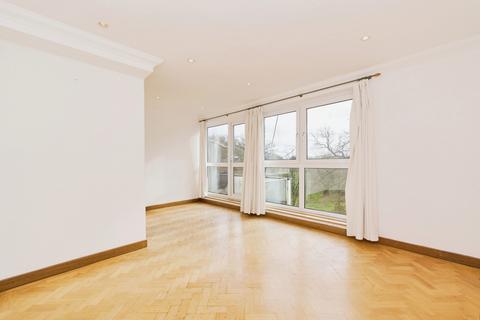 3 bedroom flat to rent, Park Gate Court, High Street, TW12