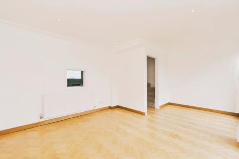 3 bedroom flat to rent, Park Gate Court, High Street, TW12