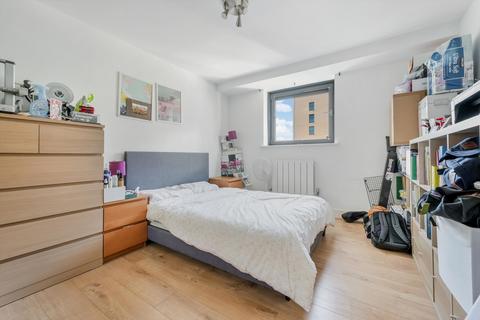 2 bedroom flat to rent, Millharbour, London, E14