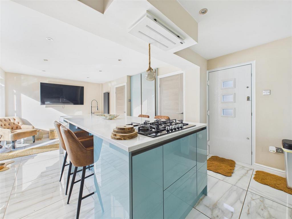 CAM02453 G0-PR0152-STILL017.jpg