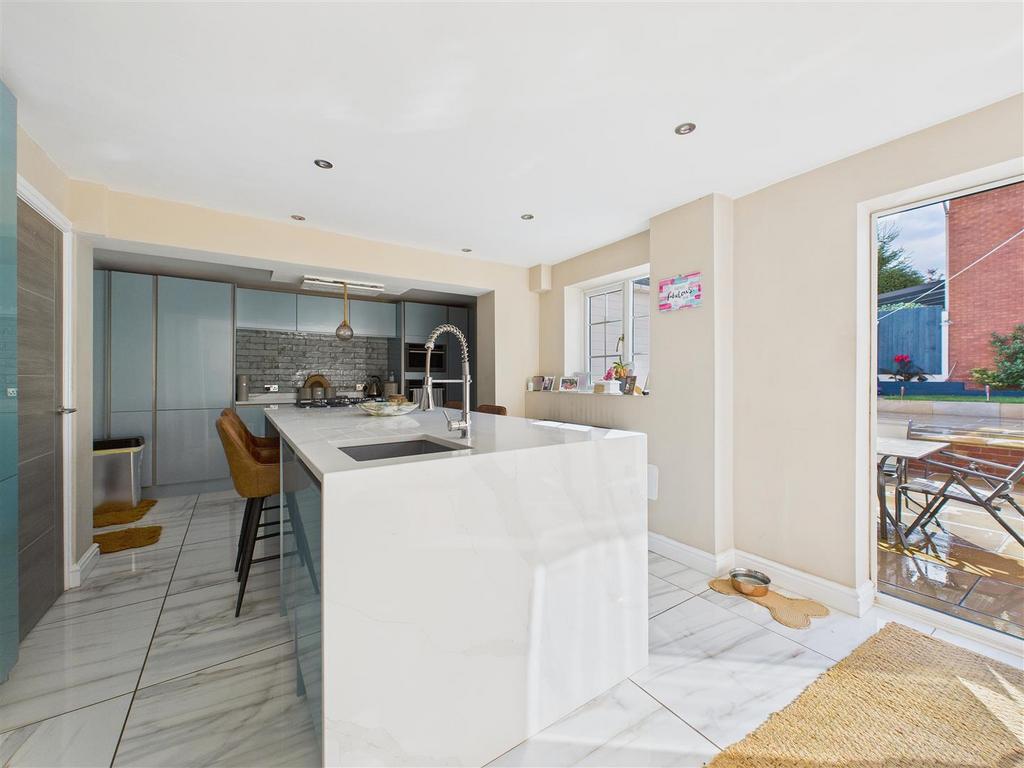 CAM02453 G0-PR0152-STILL014.jpg