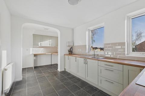 3 bedroom semi-detached house to rent, 102 Hollymount, Worcester