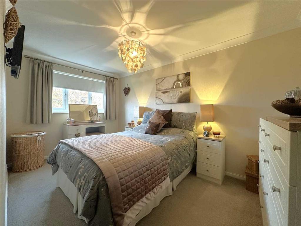 Bedroom (rear)