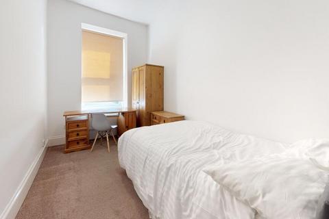 5 bedroom flat share to rent, 4B North Friary House
