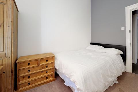 5 bedroom flat share to rent, 4B North Friary House