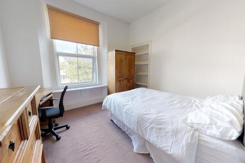 5 bedroom flat share to rent, 4B North Friary House