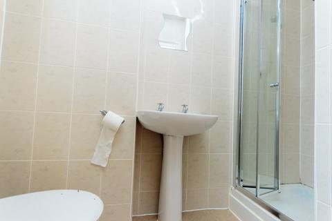 Studio to rent, 37 Cattedown Studio 13